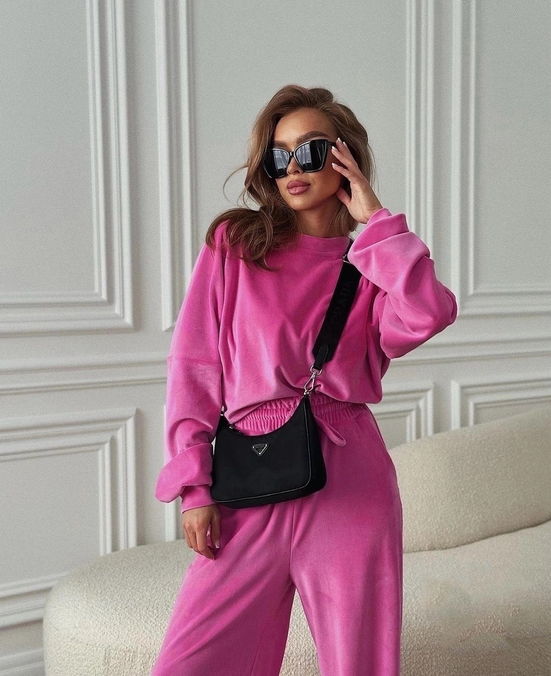 Damen luxuriöses Samt-Relax-Set mit Oversize-Crewneck und hochgeschnittener Gummibund-Jogger Eichborn Berlin