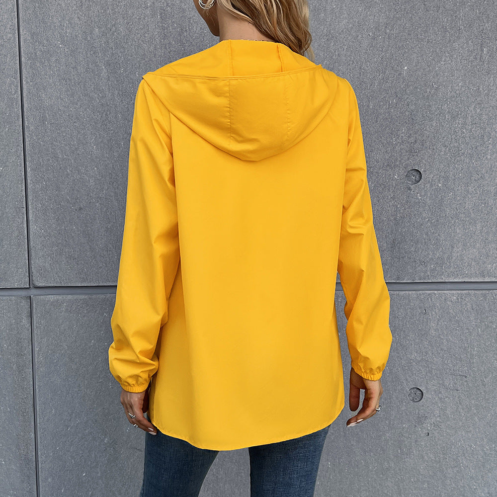 Damen leichte Regenjacke mit praktischer Kapuze und seitlichen Taschen EB