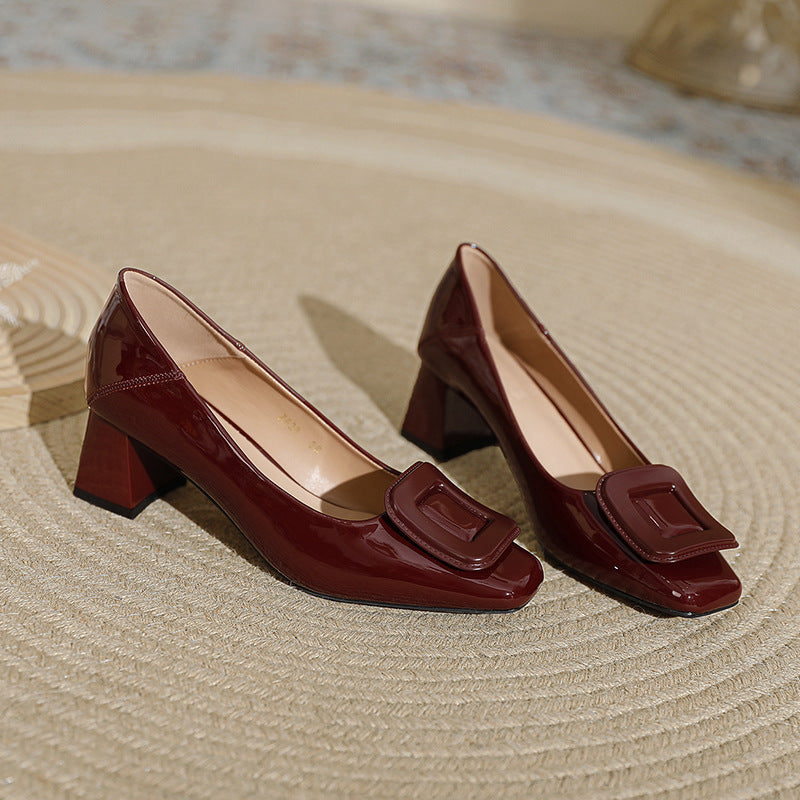 Damen elegante Lackleder-Pumps mit komfortablem Blockabsatz und dekorativer Schnalle EB