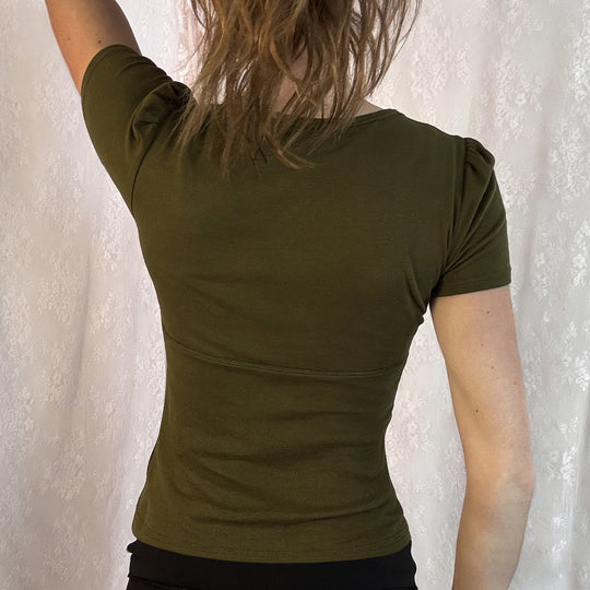 Damen Kurzarmshirt mit dekorativen Knopf- und Stickdetails EB