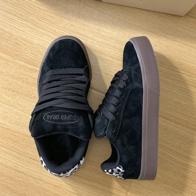 Damen Sneakers im sportiven Design mit weichem Veloursleder und modischen Akzenten EB