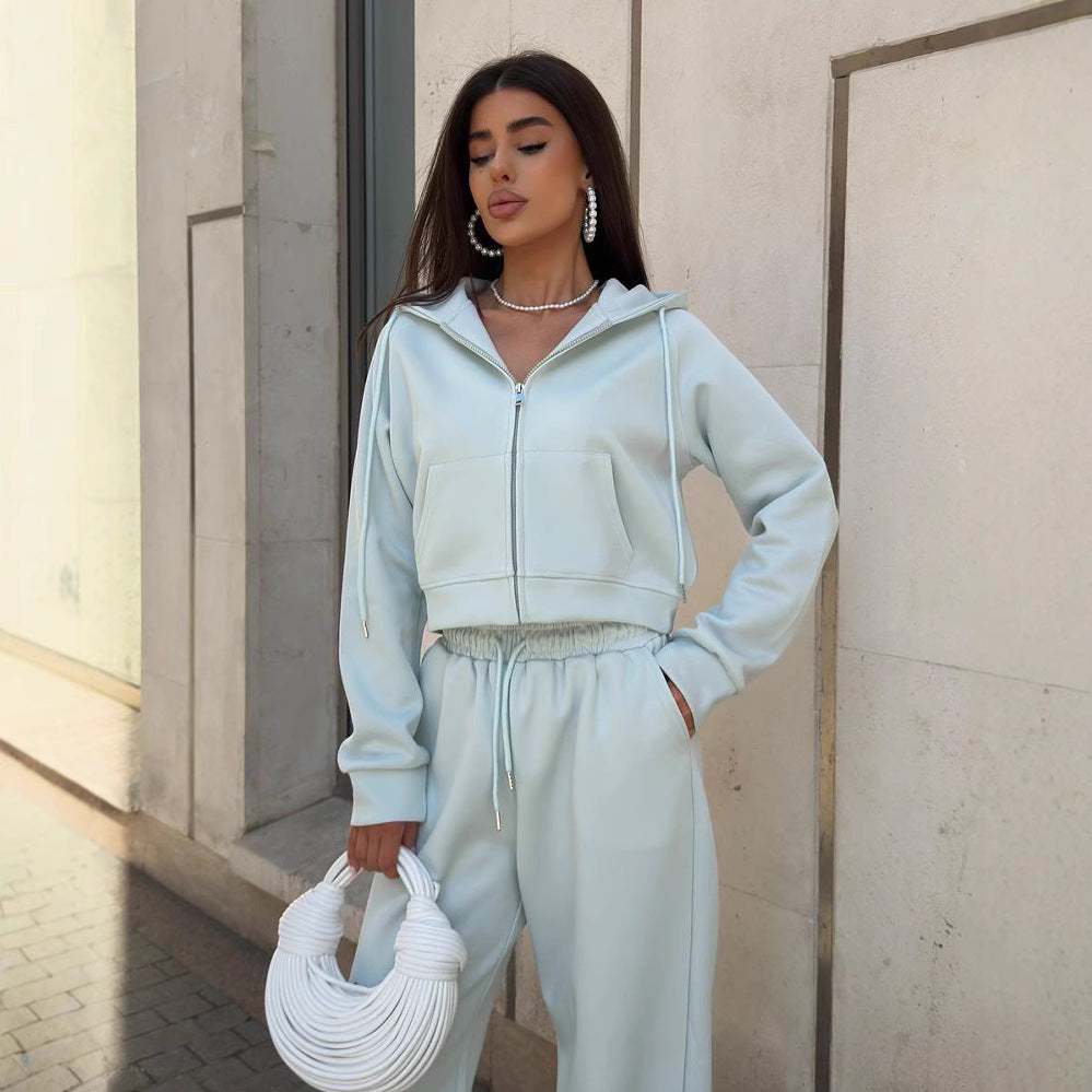 Damen Sportliches Outfit mit cropped Hoodie und weiten Jogginghosen EB