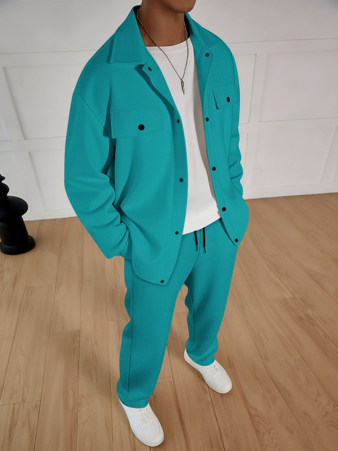 Herren nan zweiteiliges Overshirt-Lounge-Set mit aufgesetzten Klappentaschen, Kordelzug-Hose und feiner Waffelstruktur Eichborn Berlin