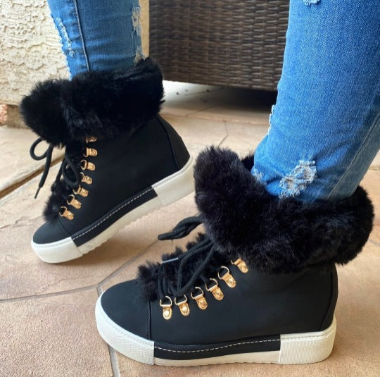 Damen Sportliche High-Top Sneaker mit flauschigem Kunstfellkragen EB
