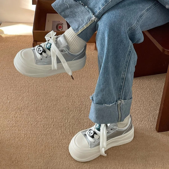 Damen Sneaker mit einzigartigem Design und dekorativen Schnürakzenten EB
