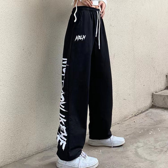 Damen nan locker geschnittene Wide‑Leg Jogginghose mit hohem Bund und markantem Seitenschriftzug EB