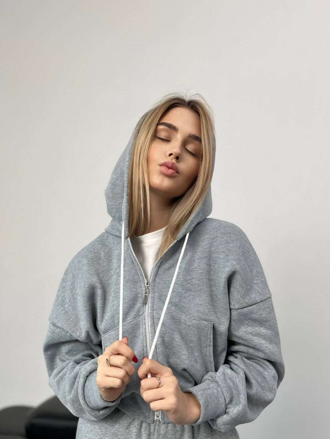 Damen minimalistisches Sculpt-Fit Lounge-Set mit tailliertem Reißverschluss-Hoodie und formender High-Waist-Jogpant Eichborn Berlin