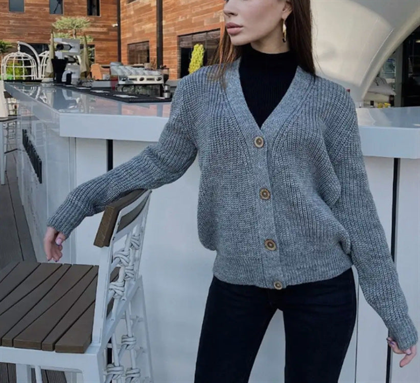 Damen Boxy-Grobstrick-Cardigan mit tiefer V-Leiste, Holzknopfverschluss und geripptem Saum EB