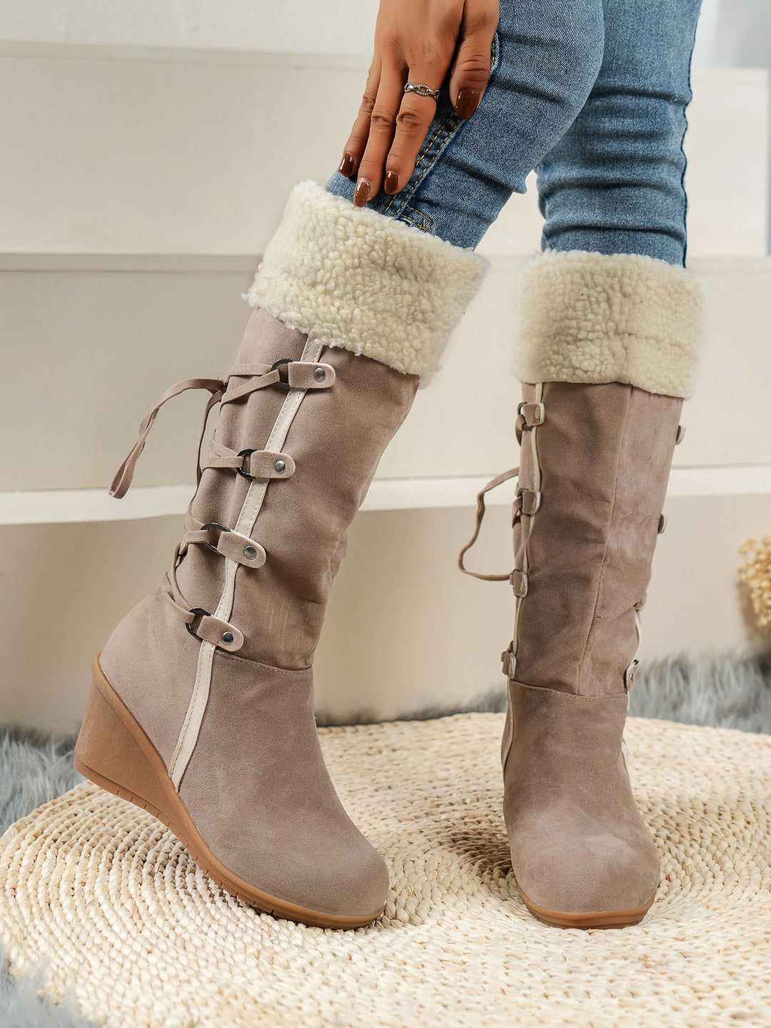 Damen Wedge-Stiefel mit kuscheligem Innenfutter und modischem Schnürdesign EB