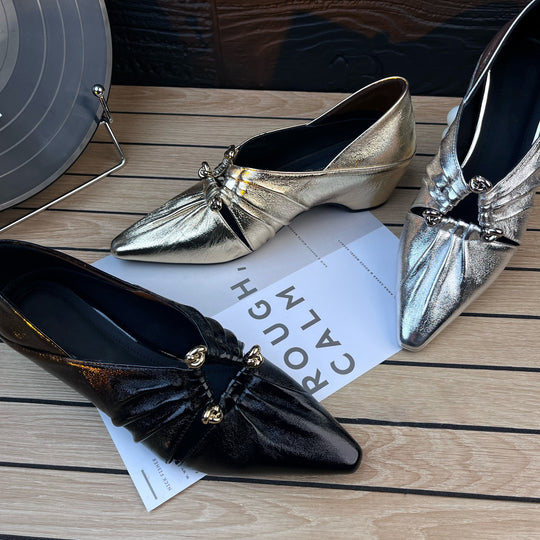 Damen elegante spitze Pumps mit glänzendem Obermaterial und dekorativem Detail EB