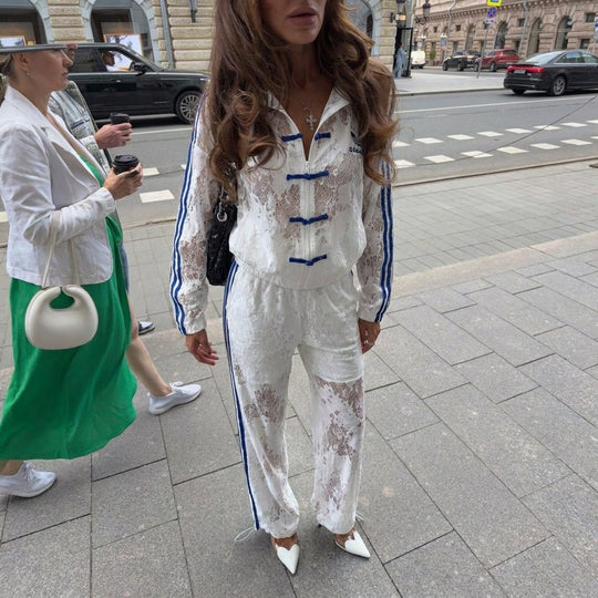 Damen zweiteiliges Spitzen-Lounge-Set mit verkürzter Kapuzenjacke, Kordelzughose und seitlichen Kontraststreifen Eichborn Berlin