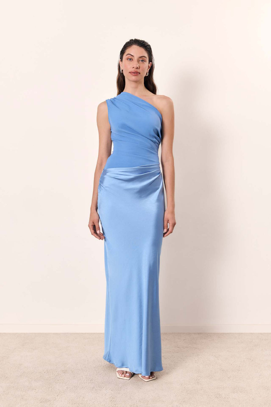 Damen elegantes Abendkleid mit asymmetrischem Schnitt und fließendem Design EB