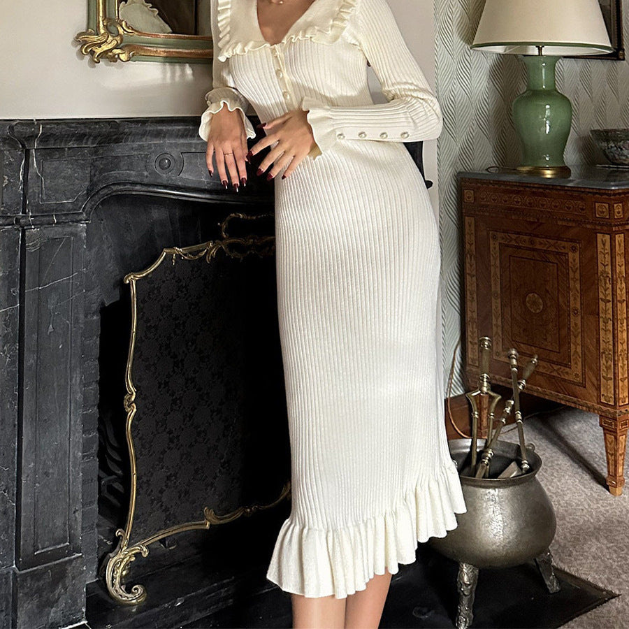 Damen Raffiniertes Strickkleid mit Rüschendetails und Perlknopfverzierung EB