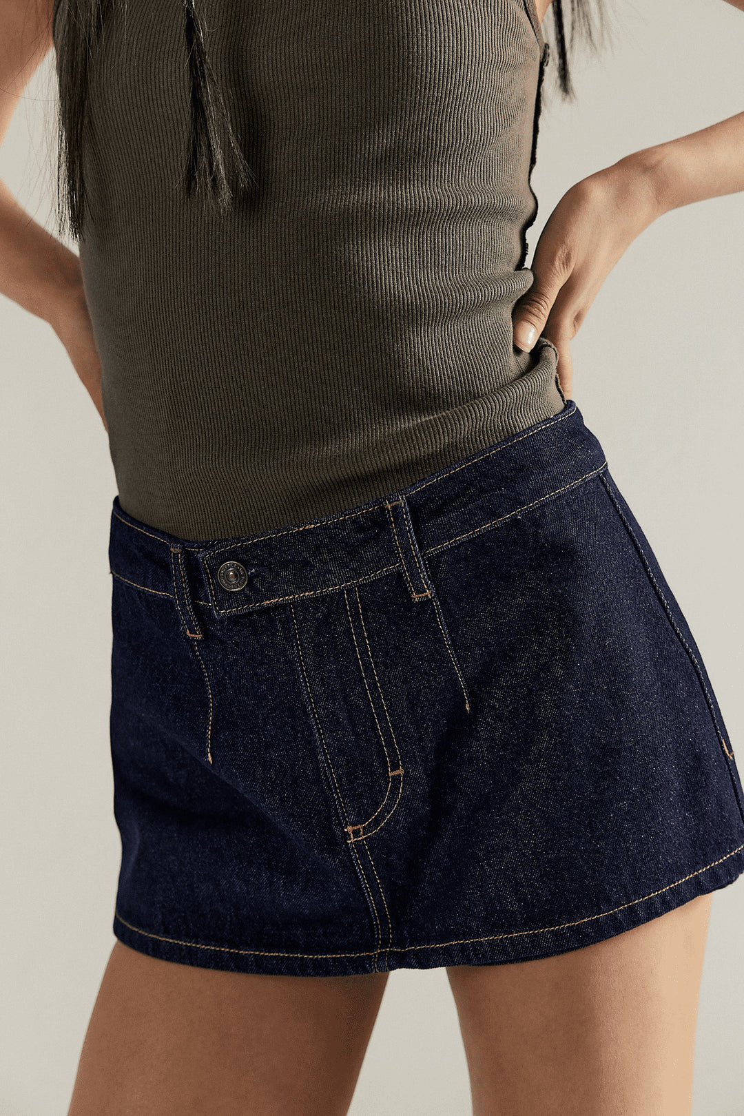 Damen Denim-Minirock mit fransigem Saum und lässigem Schnitt EB