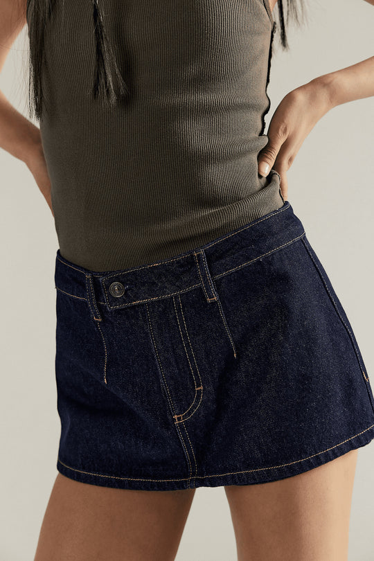 Damen Denim-Minirock mit fransigem Saum und lässigem Schnitt EB