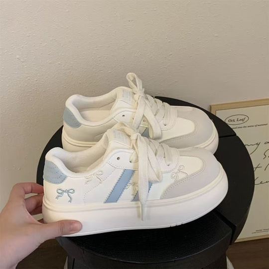 Damen Modische Sneaker mit trendigen Applikationen und bequemer Sohle EB