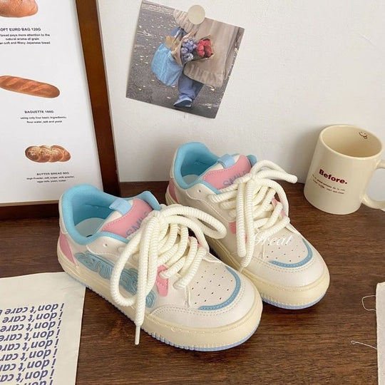 Damen Sneakers mit einzigartigem Design und innovativer Schnürtechnologie EB