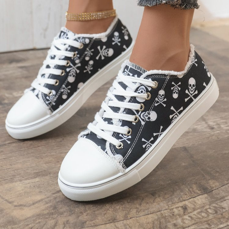Damen lässiger Plateausneaker mit Totenkopf-Print, fransigem Canvasrand und verstärkter Zehenkappe EB