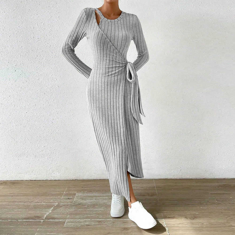 Damen geripptes Midikleid mit Wickeloptik, Taillenbindegürtel, One-Shoulder Cutout und seitlichem Beinschlitz Eichborn Berlin