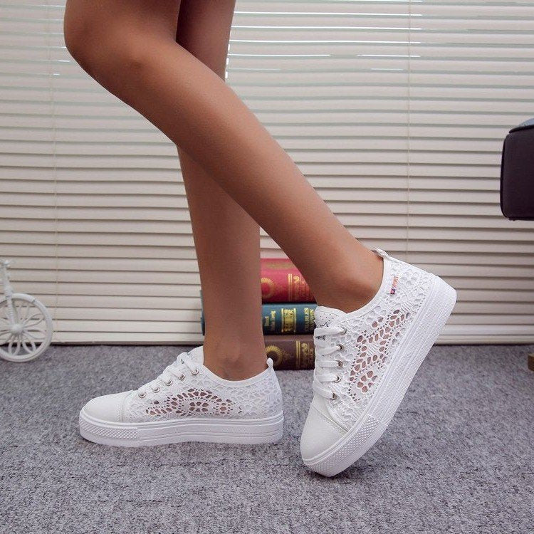 Damen Sneaker mit filigranem Spitzenmuster EB