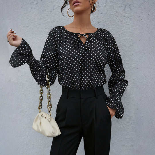 Damen Chiffonbluse mit Polka-Dots, Bindeband-Ausschnitt und smockgesmokten Manschetten EB