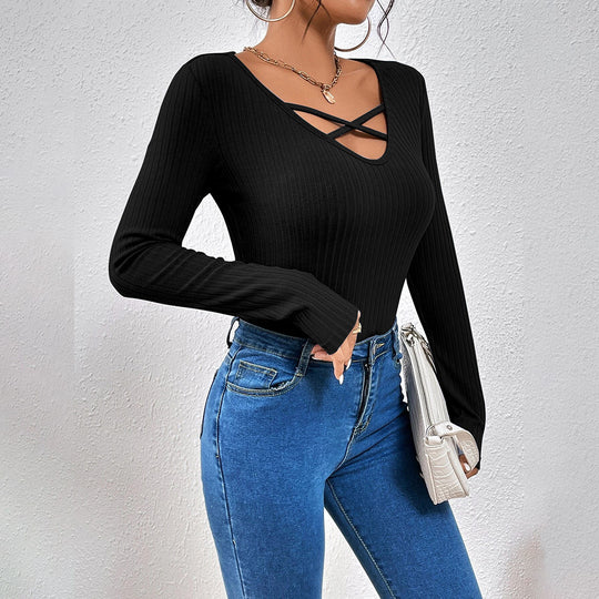Damen geripptes Langarmshirt mit gekreuztem V‑Ausschnitt, ausgestellten Manschetten und figurbetonter Stretch-Passform Eichborn Berlin