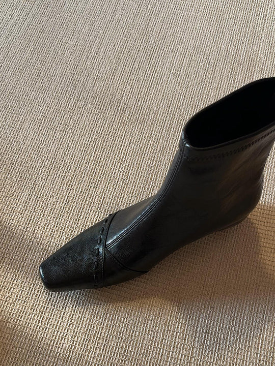Damen Stiefeletten mit schmalem Schnitt und modischen Nähten EB