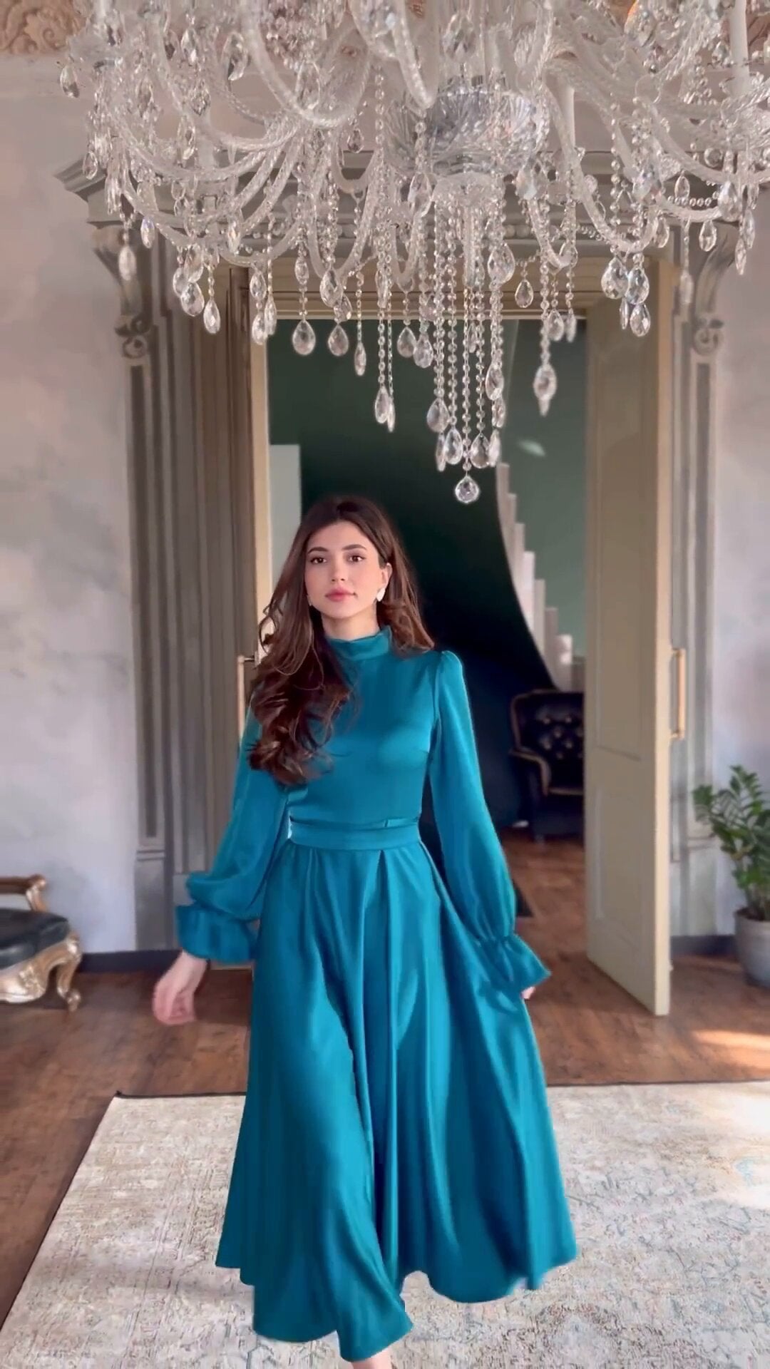Damen Fließendes Abendkleid mit eleganten Puffärmeln und hohem Kragen EB