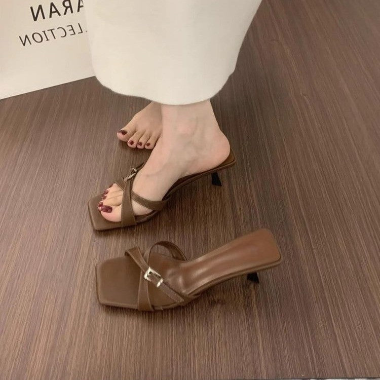 Damen Offene Mules mit dekorativen Riemen und komfortablem Absatz EB
