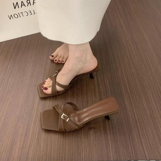Damen Offene Mules mit dekorativen Riemen und komfortablem Absatz EB
