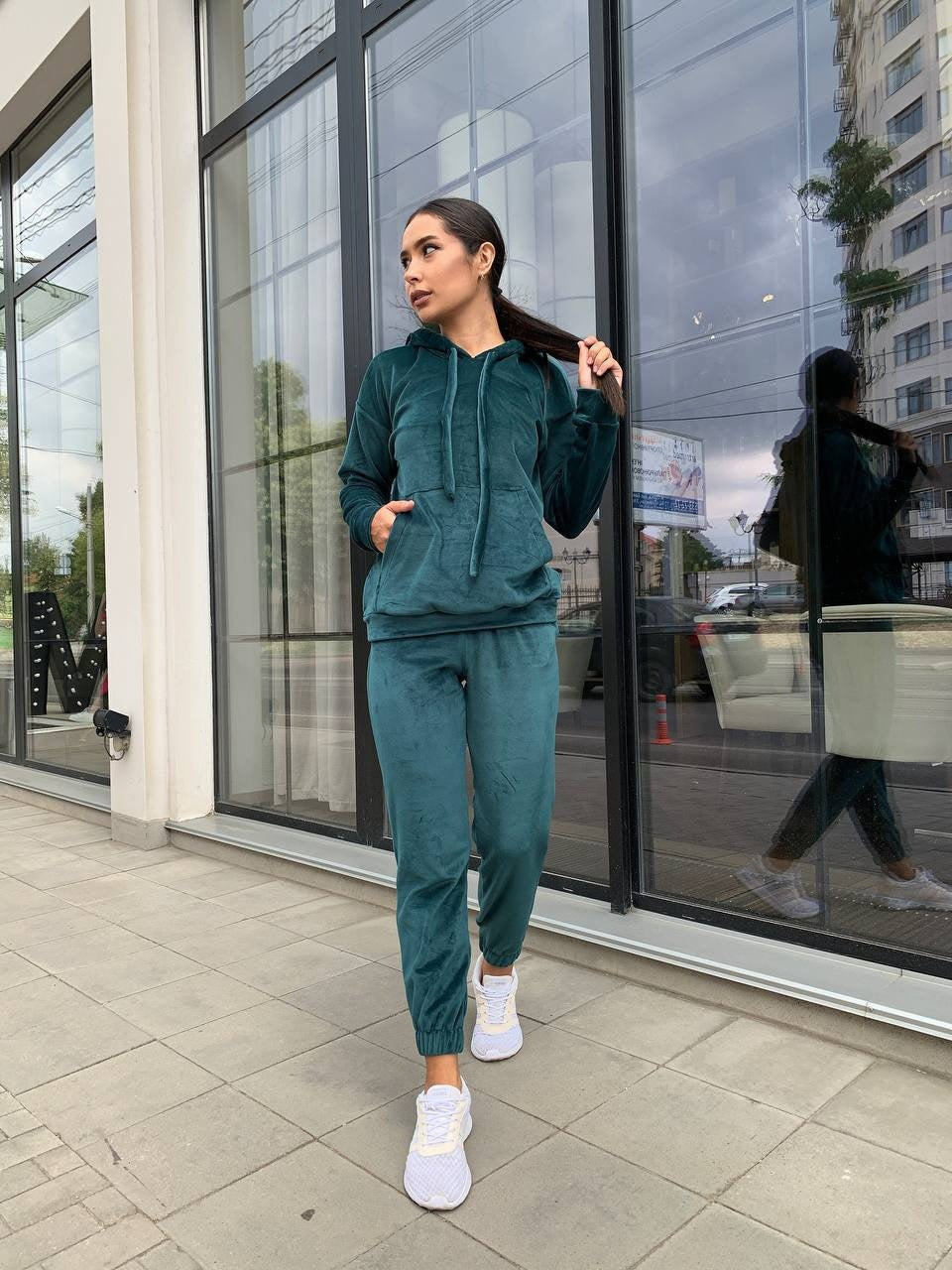 Damen Samt-Loungewear-Set mit kurz geschnittener Kapuzenjacke und Kordelzug-Jogginghose EB
