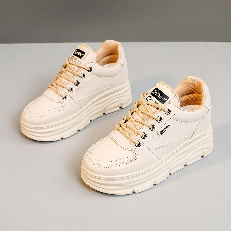 Damen Plattform-Sneaker mit modischen Details und dämpfender Sohle EB