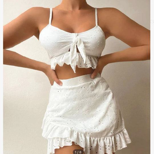 Damen Sommeroutfit mit verspieltem Rüschendesign EB