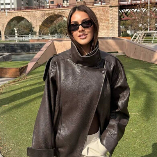 Damen nan oversized Bikerjacke Kunstlederoptik mit hohem Stehkragen, asymmetrischer Druckknopffront, Schulterriegeln und elastischem Saum EB