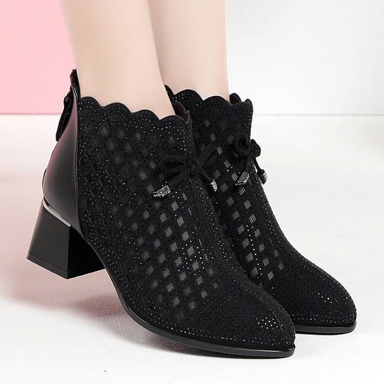 Damen Elegante Stiefeletten mit luftiger Netzstruktur und funkelnden Schmuckdetails EB