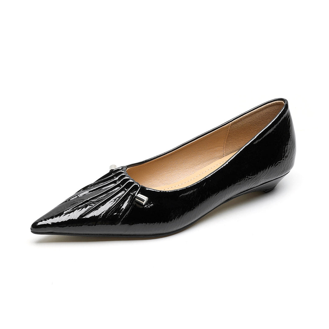 Damen spitz zulaufende Ballerinas mit dekorativem Faltendesign und metallic Akzent EB