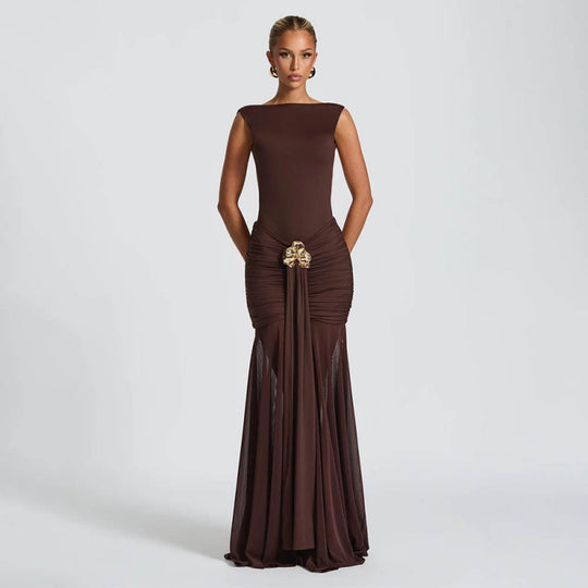 Damen elegantes bodenlanges Abendkleid mit raffinierten Fältchen und dekorativer Brosche EB