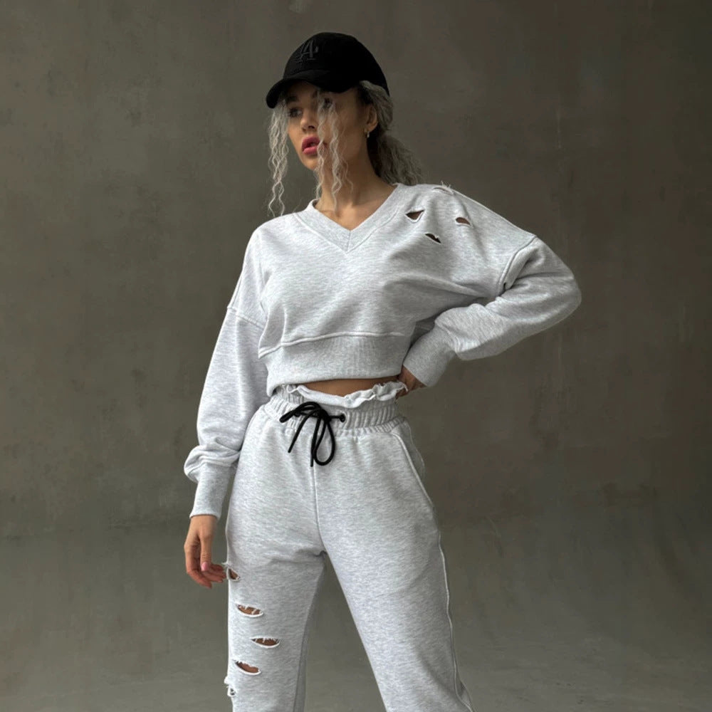 Damen kurzgeschnittenes Sweat-Set mit V-Ausschnitt, Rüschenbund Highwaist Jogginghose und Distressed-Details Eichborn Berlin