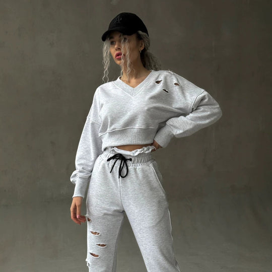 Damen kurzgeschnittenes Sweat-Set mit V-Ausschnitt, Rüschenbund Highwaist Jogginghose und Distressed-Details Eichborn Berlin