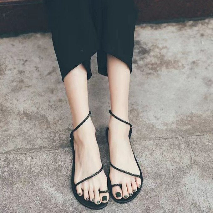 Damen flache Fußsohlen-Sandalen mit zarten Ketten-Details EB