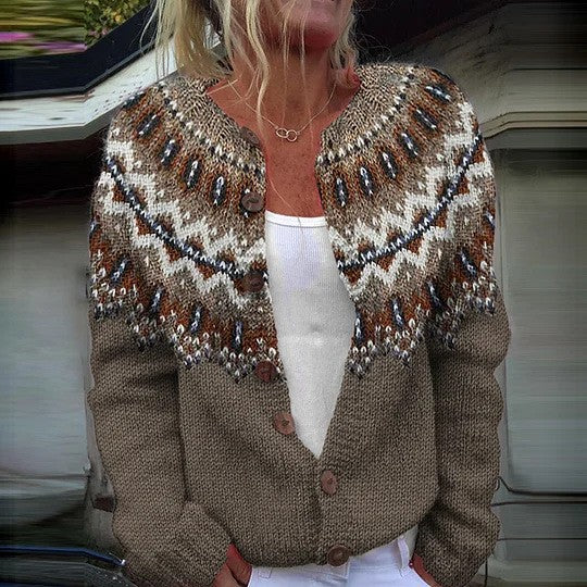 Damen nan gemusterte Strickjacke mit Rundpasse, Holzknöpfen und Eingrifftaschen EB