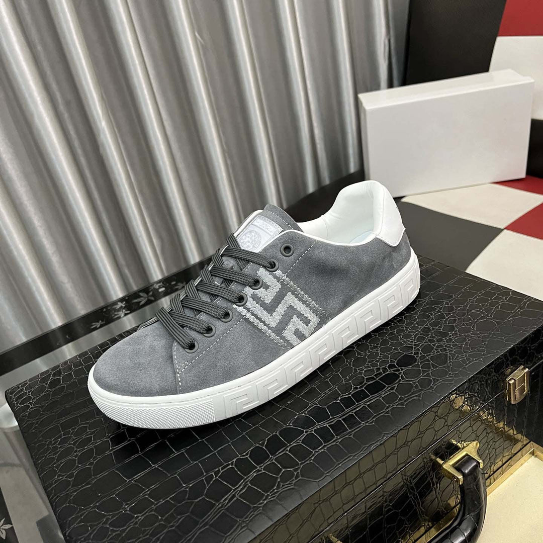 Damen Sneakers mit modischem Logo-Detail und rutschfester Laufsohle EB