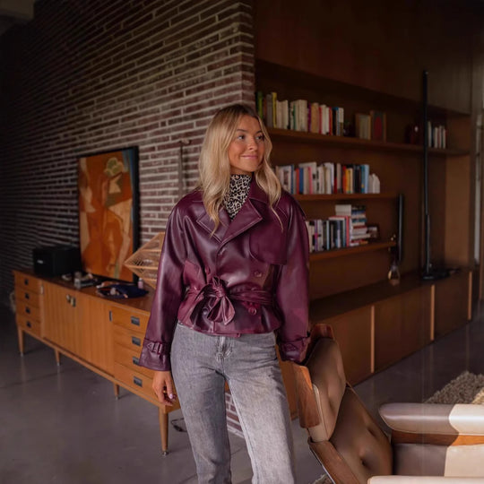 DamenModerne Jacke aus Kunstleder mit Taillengürtel und doppelt gestepptem Design EB