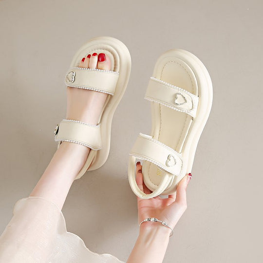 Damen Riemensandalen mit dekorativen Herz-Akzenten EB