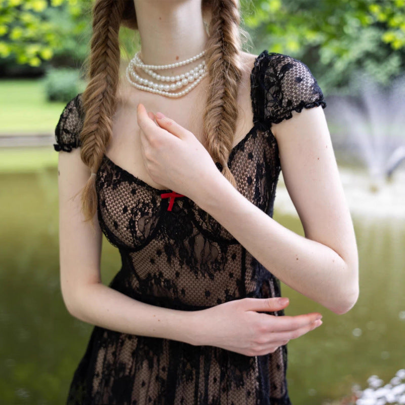 Damen Spitzenkleid mit verspielten Rüschendetails und transparentem Design EB