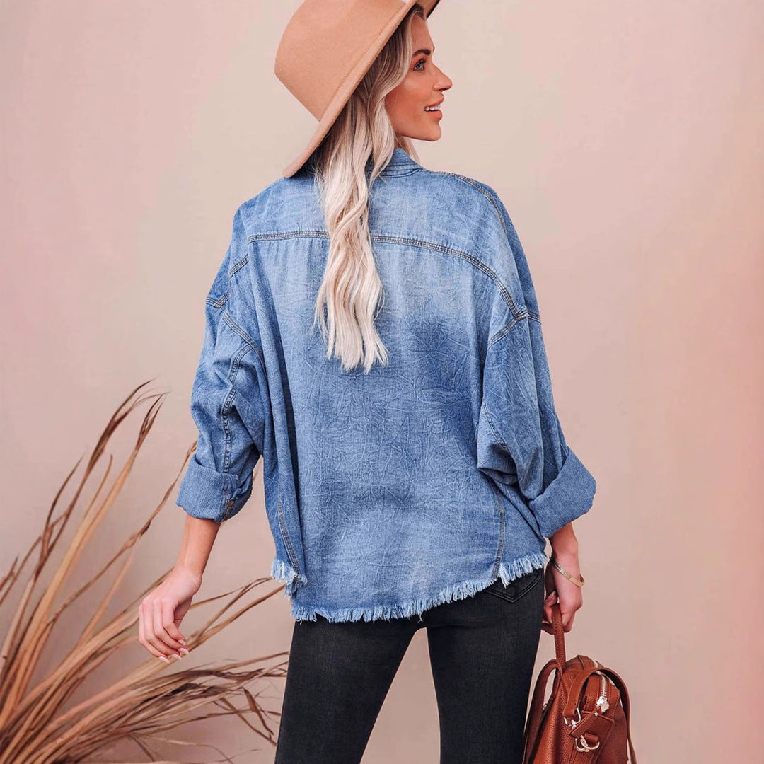 Damen Lässige Denim-Hemdjacke mit fransigen Bündchen und praktischen Taschen EB
