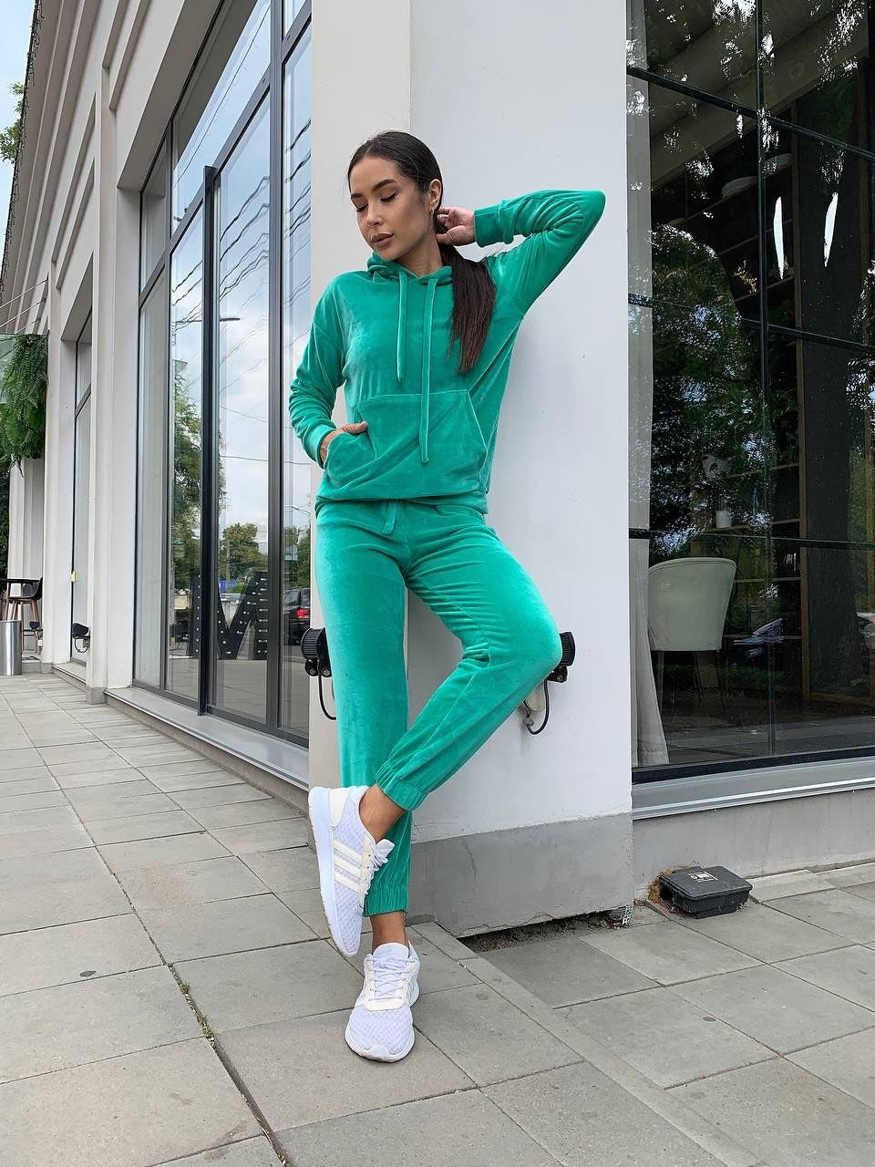 Damen Samt-Loungewear-Set mit kurz geschnittener Kapuzenjacke und Kordelzug-Jogginghose EB
