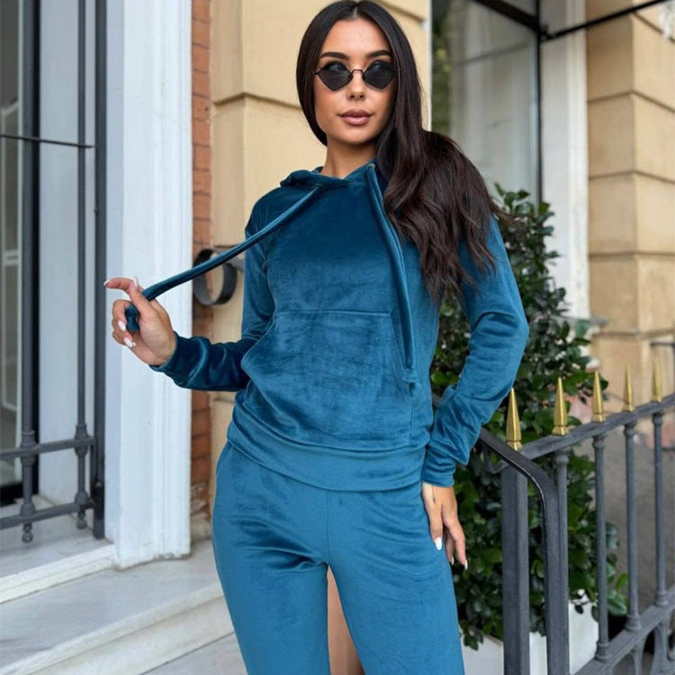 Damen weiches Velours-Lounge-Set mit Kapuzenpullover und tapered Jogginghose Eichborn Berlin