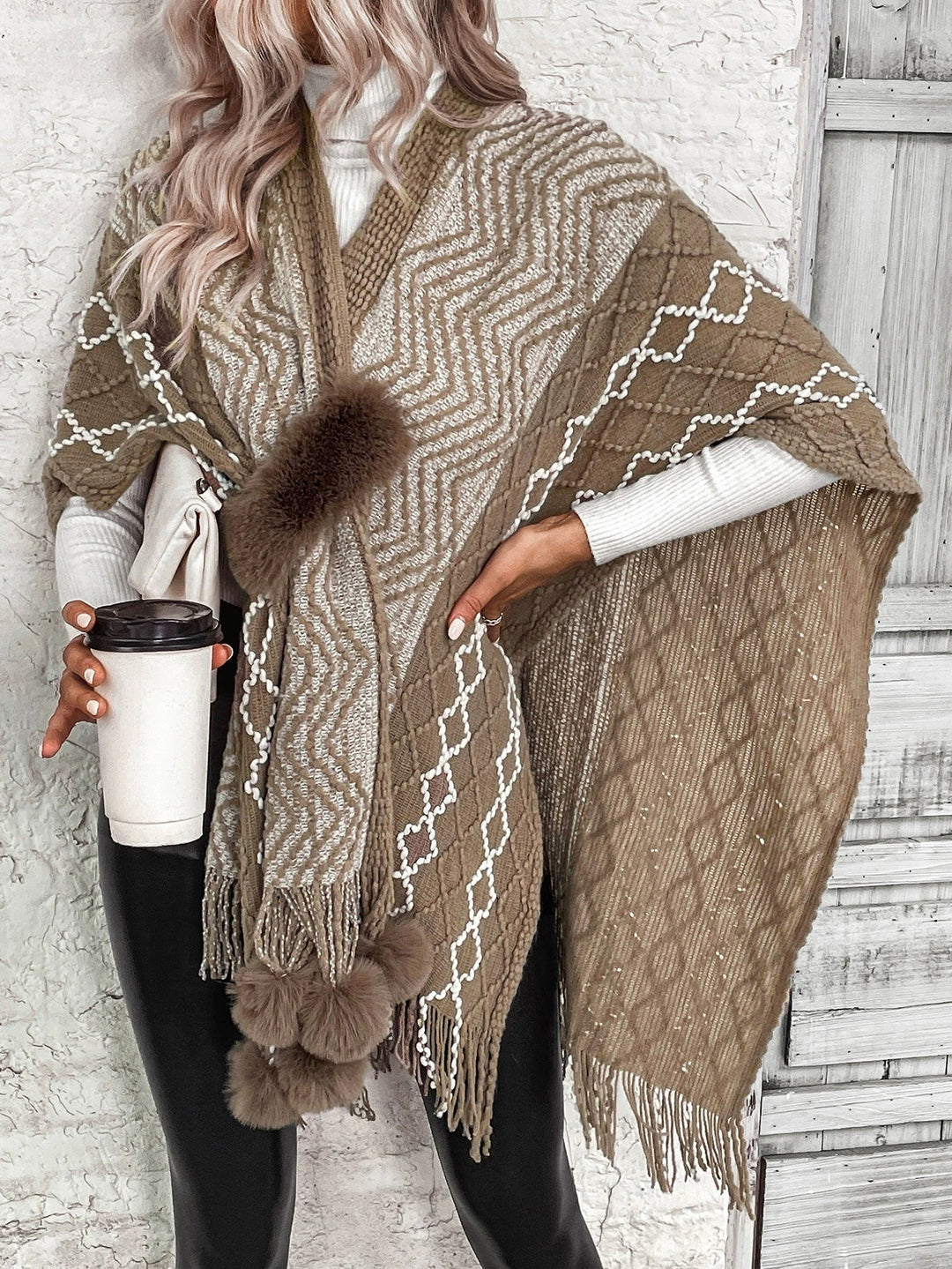 EB | Cape Schal Cardigan Wolle Strick Übergröße Fransen Saum V-Ausschnitt Boho Stil