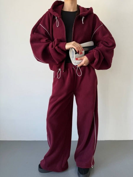 Damen gekürztes Zip-Hoodie mit Tunnelzug und hochgeschnittener weiter Fleece-Loungehose Eichborn Berlin